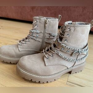Steve Madden Youth Beige Combat Boots with Chain Accent, Size Youth 3